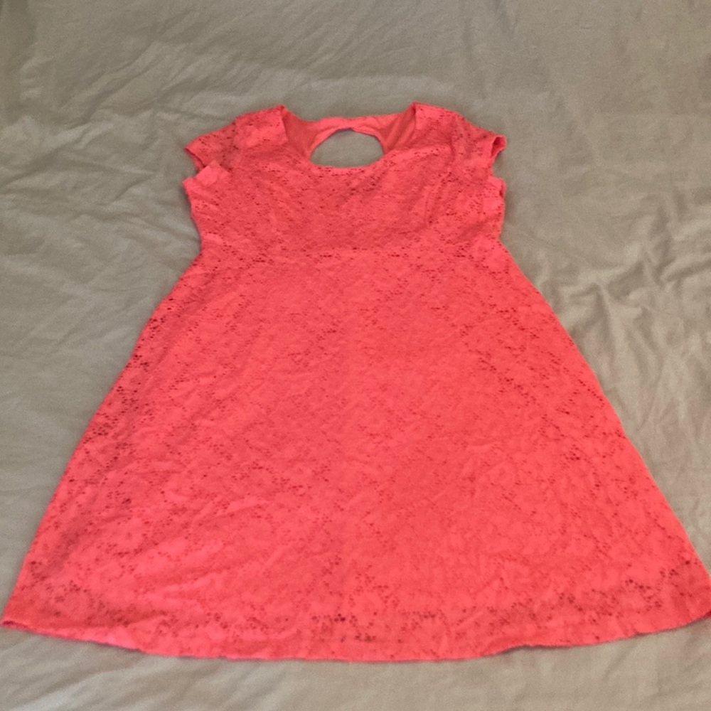 Beautiful coral lined maternity dress. Worn once to my baby shower. VGUC to EUC.
